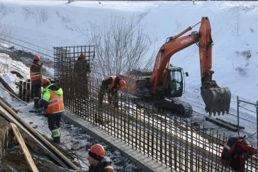 Фото: В Кемерове на стройплощадку путепровода в Пионере привезли детали будущего моста 3