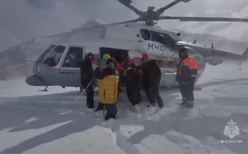 Фото: Вертолёт эвакуировал туристов, пострадавших при сходе лавины на Камчатке 1