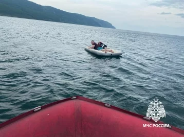 Фото: На Байкале плававших на матрасе отца и дочь унесло на 500 метров от берега 1