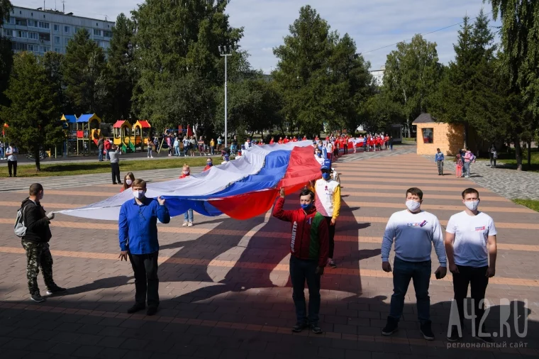 Фото: В День Государственного флага России в Кемерове развернули огромный триколор 2