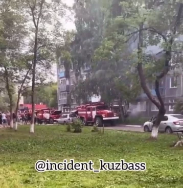 Фото: В Кузбассе соседи спасли двух человек из горящей квартиры 1