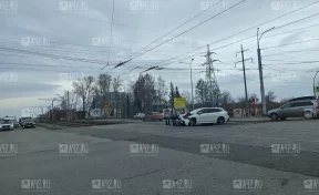 Очевидцы: в Кемерове на перекрёстке произошли два ДТП из-за светофора, он разом показал красный и зелёный