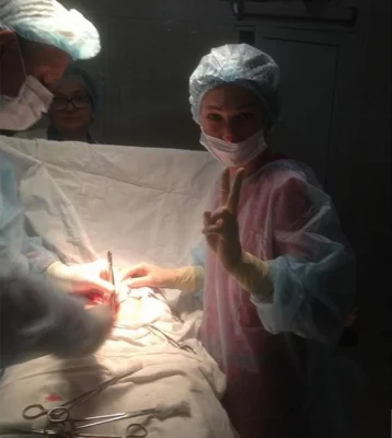 Фото: «Мир сошёл с ума»: гинеколог взбесила пользователей Сети фотосессией во время операции 1