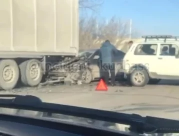 Фото: В Кемерове произошло тройное ДТП с участием грузовика 1