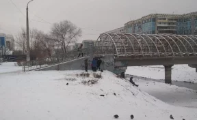 В Кузбассе дети устроили опасные развлечения под мостом