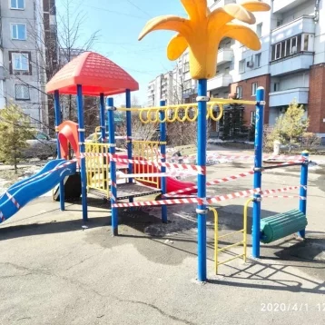 Фото: В Новокузнецке детские площадки огородили сигнальными лентами 2