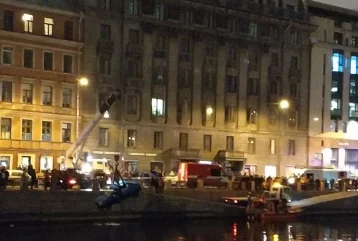Фото: Водитель перепутал педали и упал в реку Фонтанку в Петербурге 1