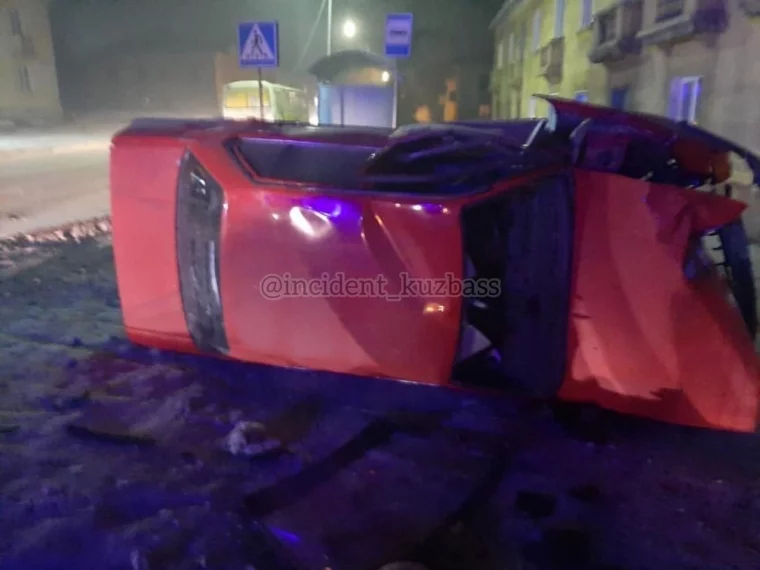 Фото: В кузбасском городе машина врезалась в столб и опрокинулась 2