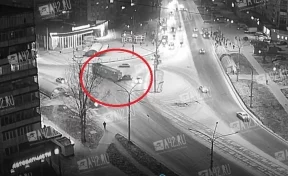 В Новокузнецке на кольце столкнулись трамвай и легковушка, момент ДТП попал на видео