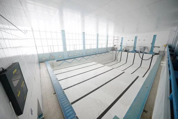 Илья Середюк проверил бассейн в Осинниках, закрытый из-за треснувшей чаши