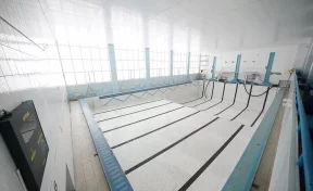 Илья Середюк проверил бассейн в Осинниках, закрытый из-за треснувшей чаши