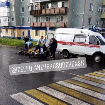 Фото: В Кузбассе столкновение мотоцикла и иномарки попало на видео 1