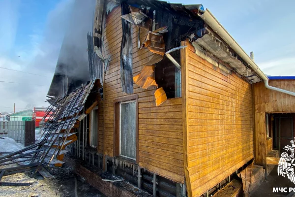В Кузбассе загорелся жилой дом и гараж
