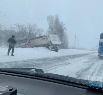 Фото: На выезде из Кемерова образовалось большая пробка из-за ДТП 4