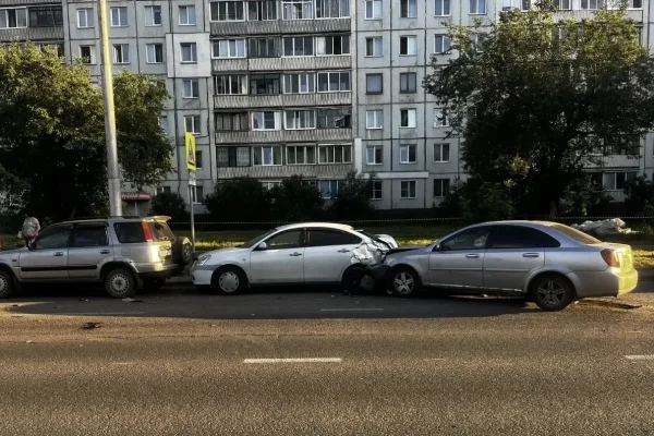 В Кемерове пьяный водитель протаранил три припаркованные машины, уходя от ГАИ