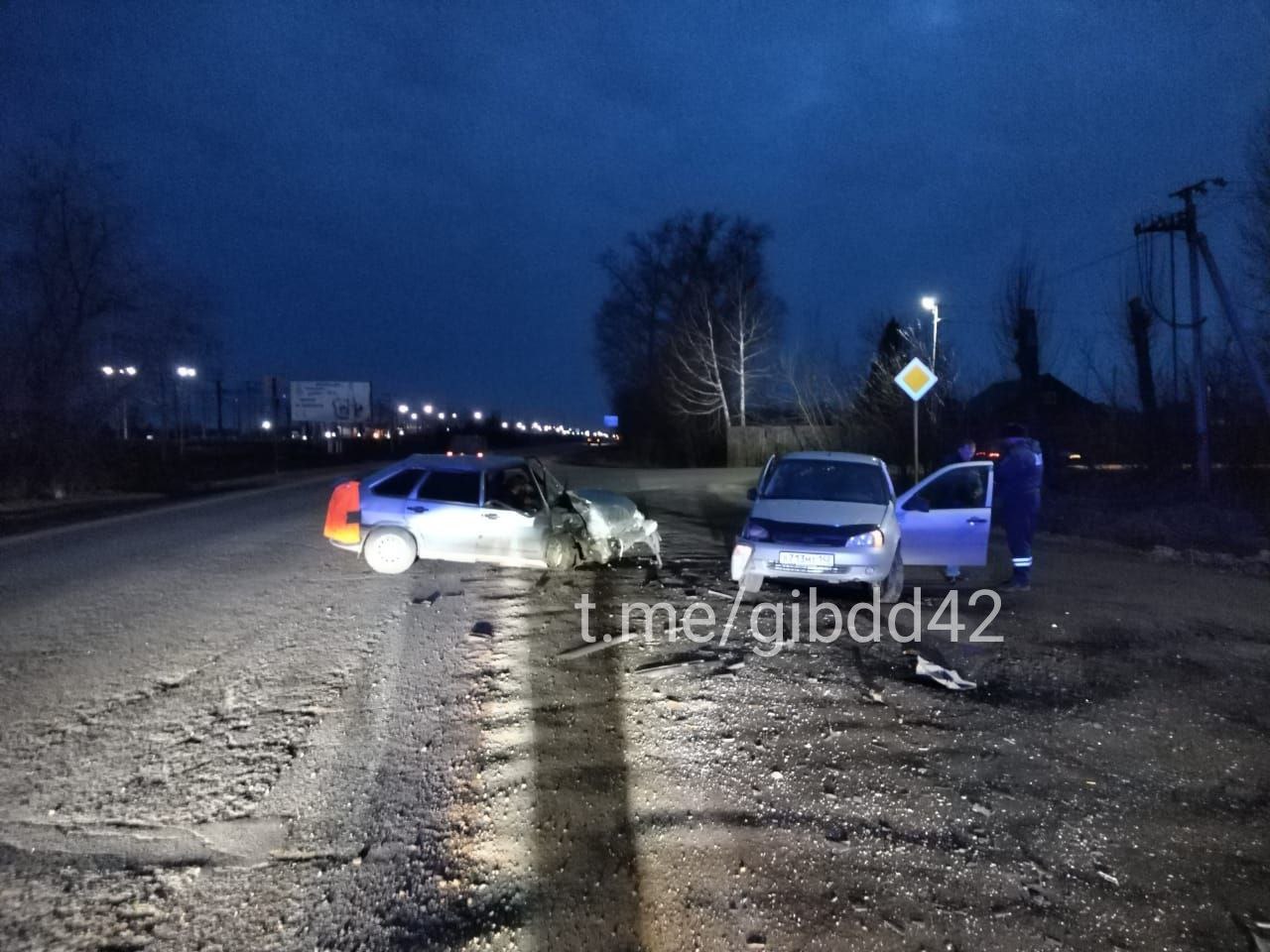 В Кузбассе произошло ДТП с двумя автомобилями: пострадали два человека