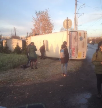 Фото: В Кемерове опрокинулась маршрутка с пассажирами 1
