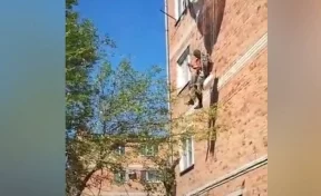 В Приморье десантник зацепился парашютом за пятиэтажку