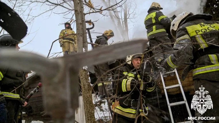 Фото: В Новокузнецке пожар в частном доме уничтожил крышу, мебель и вещи  1