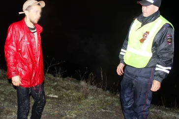 Фото: В Кузбассе сотрудники ГИБДД спасли тонувшего в реке мужчину 2