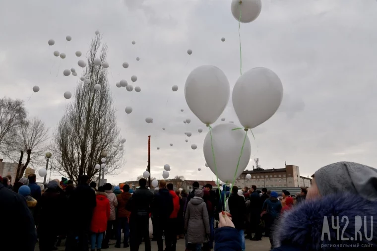 Фото: Кемеровчане в годовщину трагедии в «Зимней вишне» запустили в небо белые шары 1
