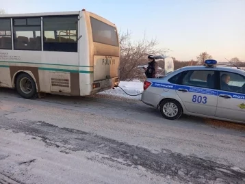 Фото: В Кузбассе сотрудники ГИБДД проверили экологичность автобусов 1