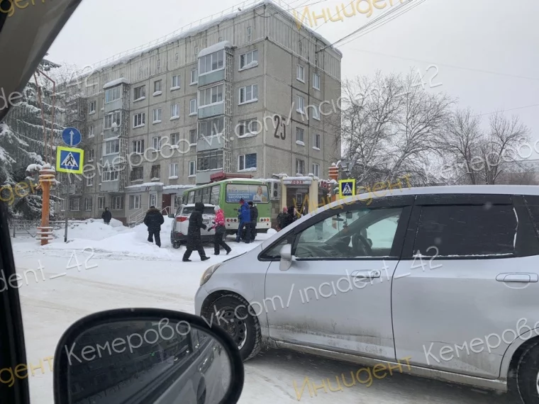 Фото: В Кемерове автомобиль врезался в маршрутку, которая вылетела на тротуар 3