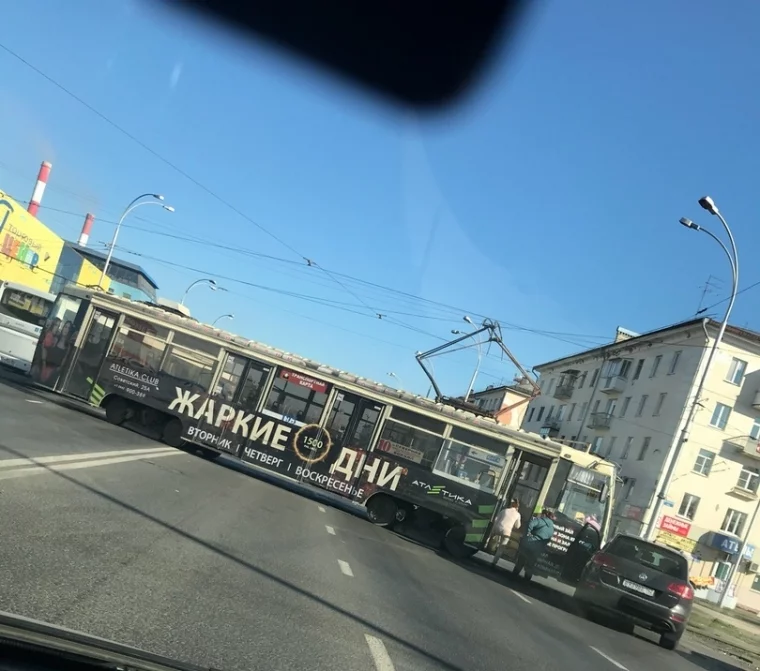 Фото: В центре Кемерова столкнулись трамвай и легковушка  2