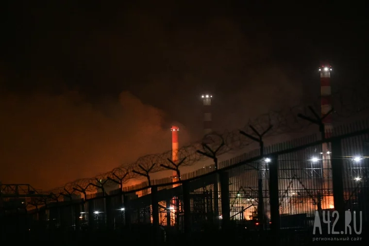 Фото: Кемеровчан испугали ночные фото и видео завода в городе 6