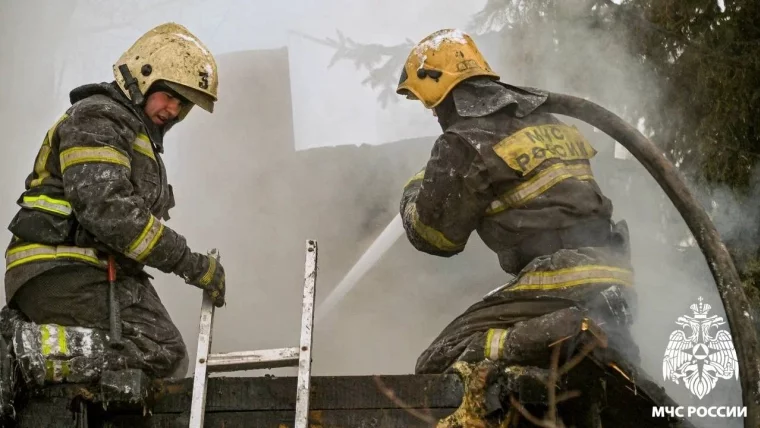 Фото: В Новокузнецке пожар в частном доме уничтожил крышу, мебель и вещи  2