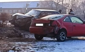 В Хакасии автомобиль врезался в компанию студентов колледжа, есть пострадавшие