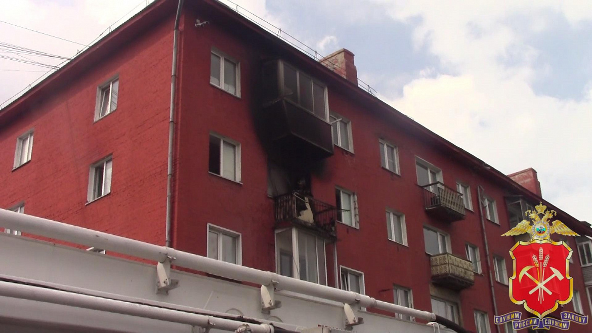 Кузбасский полицейский помог эвакуироваться из горящего дома 20 жильцам