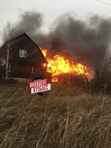 Фото: В посёлке под Кемеровом сгорел дом 3