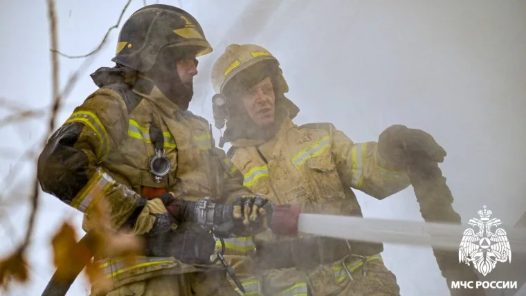 Фото: В Новокузнецке пожар в частном доме уничтожил крышу, мебель и вещи  3