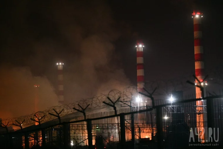 Фото: Кемеровчан испугали ночные фото и видео завода в городе 7