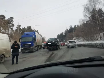 Фото: В Кемерове на Логовом из-за ДТП с автобусом образовалась пробка 2