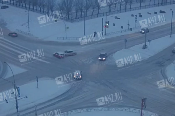 В Кемерове ДТП напротив здания Госавтоинспекции Кузбасса попало на видео