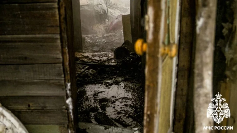 Фото: В Новокузнецке пожар в частном доме уничтожил крышу, мебель и вещи  4