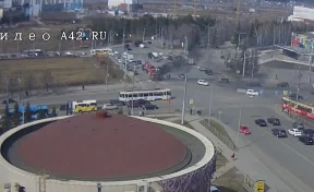 В Кемерове у цирка на ходу загорелся КамАЗ: происшествие попало на видео