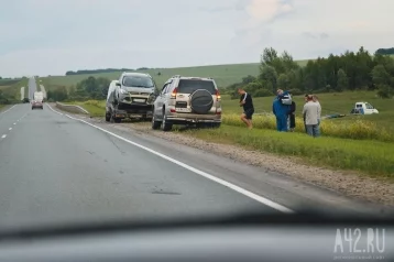 Фото: По дороге на Кемерово в Новосибирской области минивэн вылетел с трассы 1