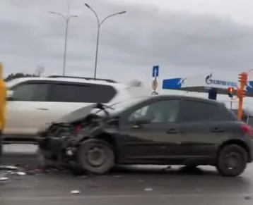 Фото: В Кемерове произошло тройное ДТП с участием такси 1