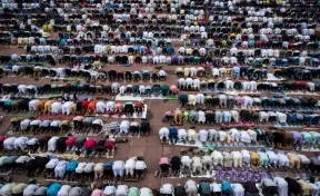 Главная мечеть Москвы приняла тысячи верующих в Курбан-байрам