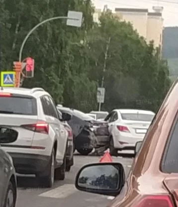Фото: В Кемерове водитель и пассажир такси пострадали в тройном ДТП с такси 1