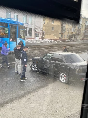 Фото: В Кемерове на Космической улице столкнулись два автомобиля: образовалась пробка 3