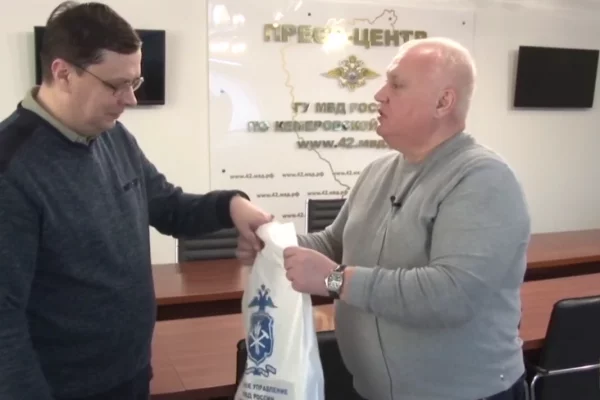 Кемеровчанину вручили видеорегистратор за снятое на видео нарушение