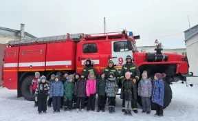 В Кузбассе школьники побывали в роли огнеборцев на экскурсии в пожарной части