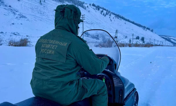 Два человека погибли, провалившись под лёд на снегоходе в Якутии
