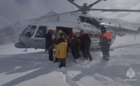 Вертолёт эвакуировал туристов, пострадавших при сходе лавины на Камчатке