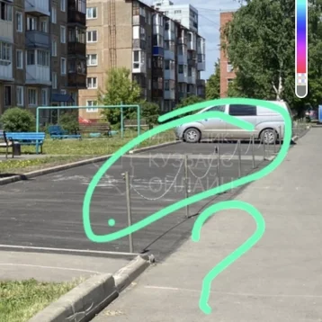 Фото: Кемеровчанин пожаловался на цепочки на дворовой парковке 1