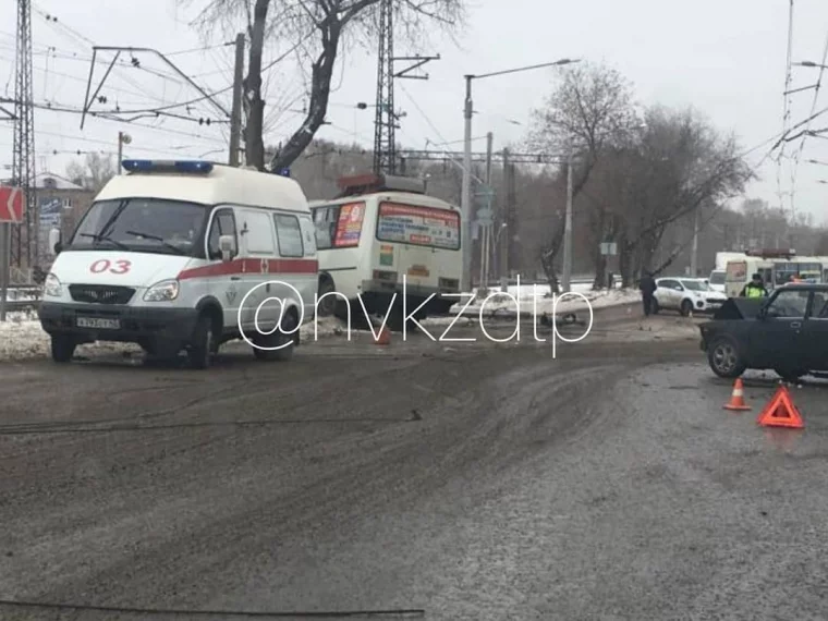 Фото: В Кузбассе автобус после ДТП протаранил столб, есть пострадавшие 2